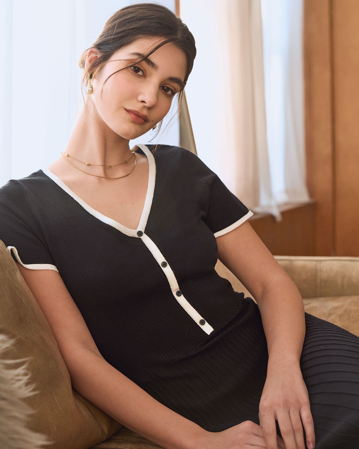 Schwarzes Strick-Midikleid mit kontrastierenden Details