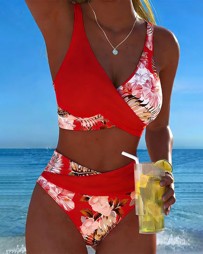 Bikini mit kontrastierendem Blumenprint und Schlitz