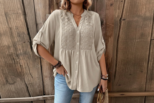 Bluse mit V-Ausschnitt und Knopfleiste