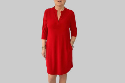 Einfarbiges Kleid mit V-Ausschnitt