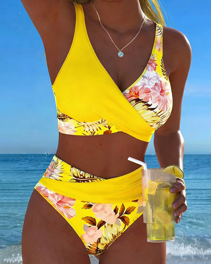 Bikini mit kontrastierendem Blumenprint und Schlitz