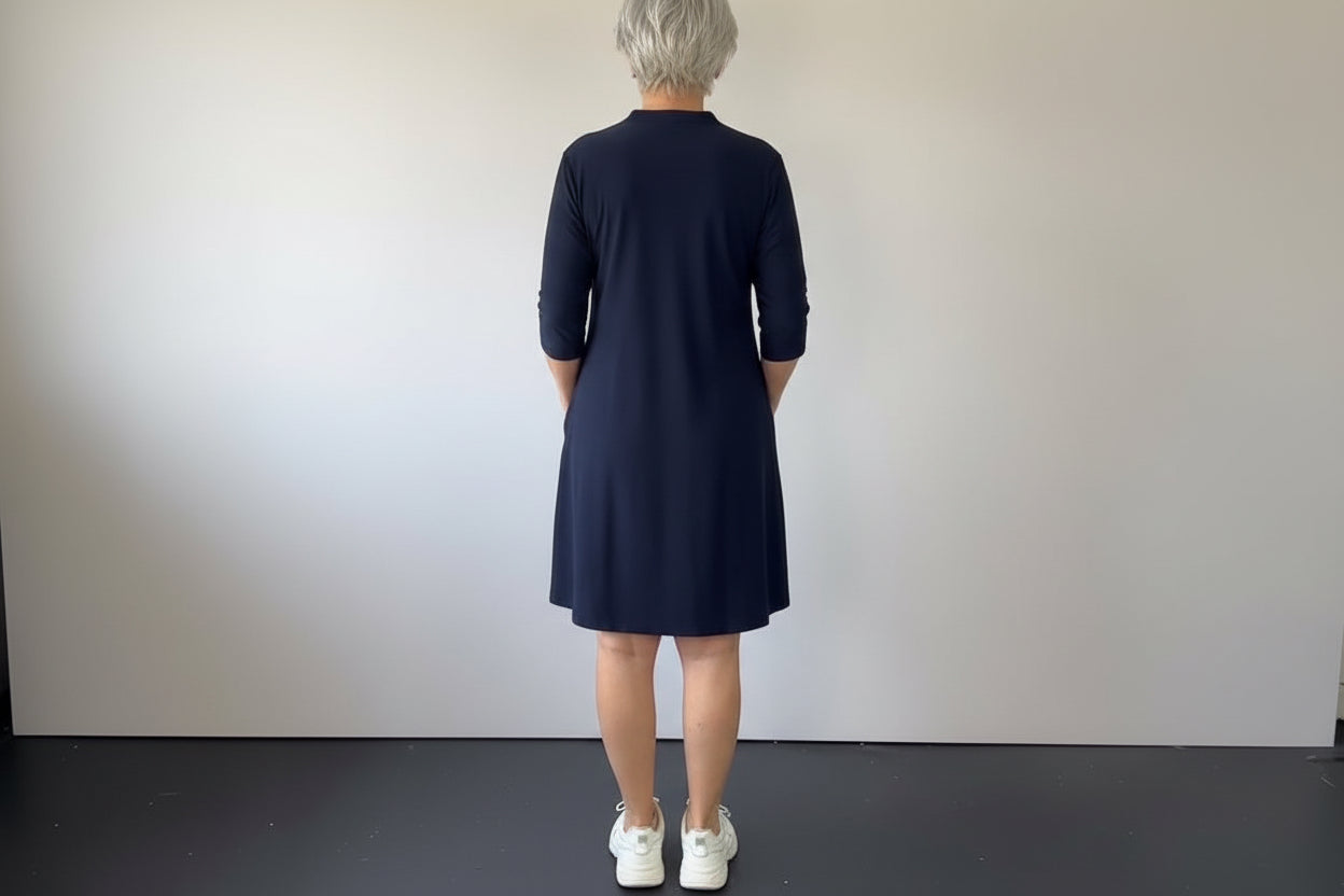 Einfarbiges Kleid mit V-Ausschnitt