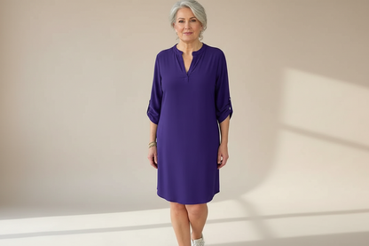 Einfarbiges Kleid mit V-Ausschnitt